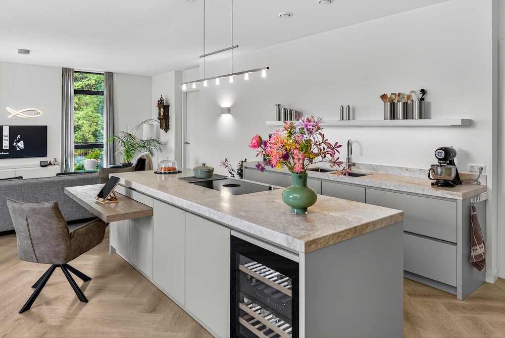 FotoEén geheel in maatwerk in een licht penthouse in Rosmalen